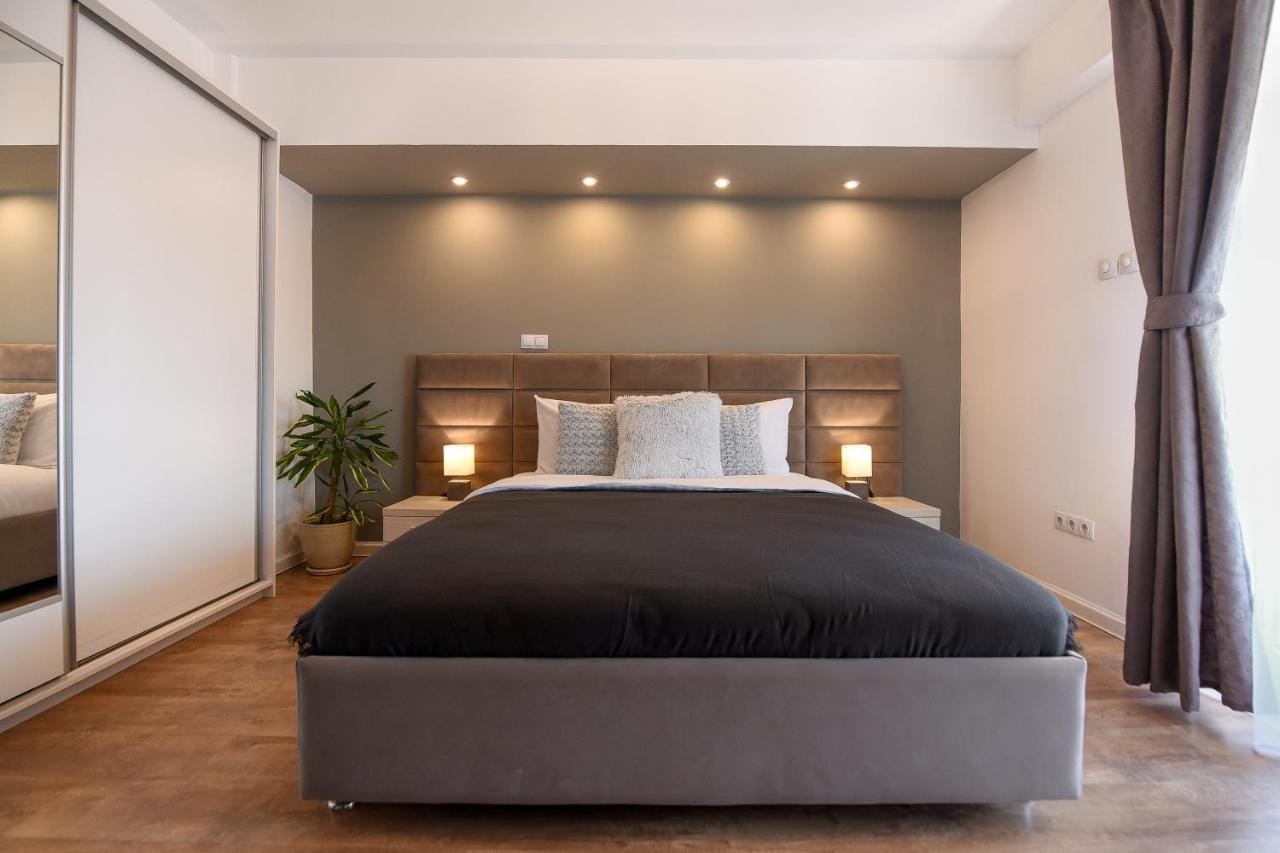 Chic Accommodation With Breathtaking Views Over Calea Victoriei - Your Central Heaven Bucarest Exterior foto