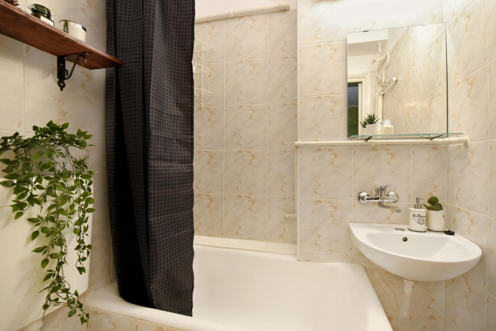 Chic Accommodation With Breathtaking Views Over Calea Victoriei - Your Central Heaven Bucarest Habitación foto