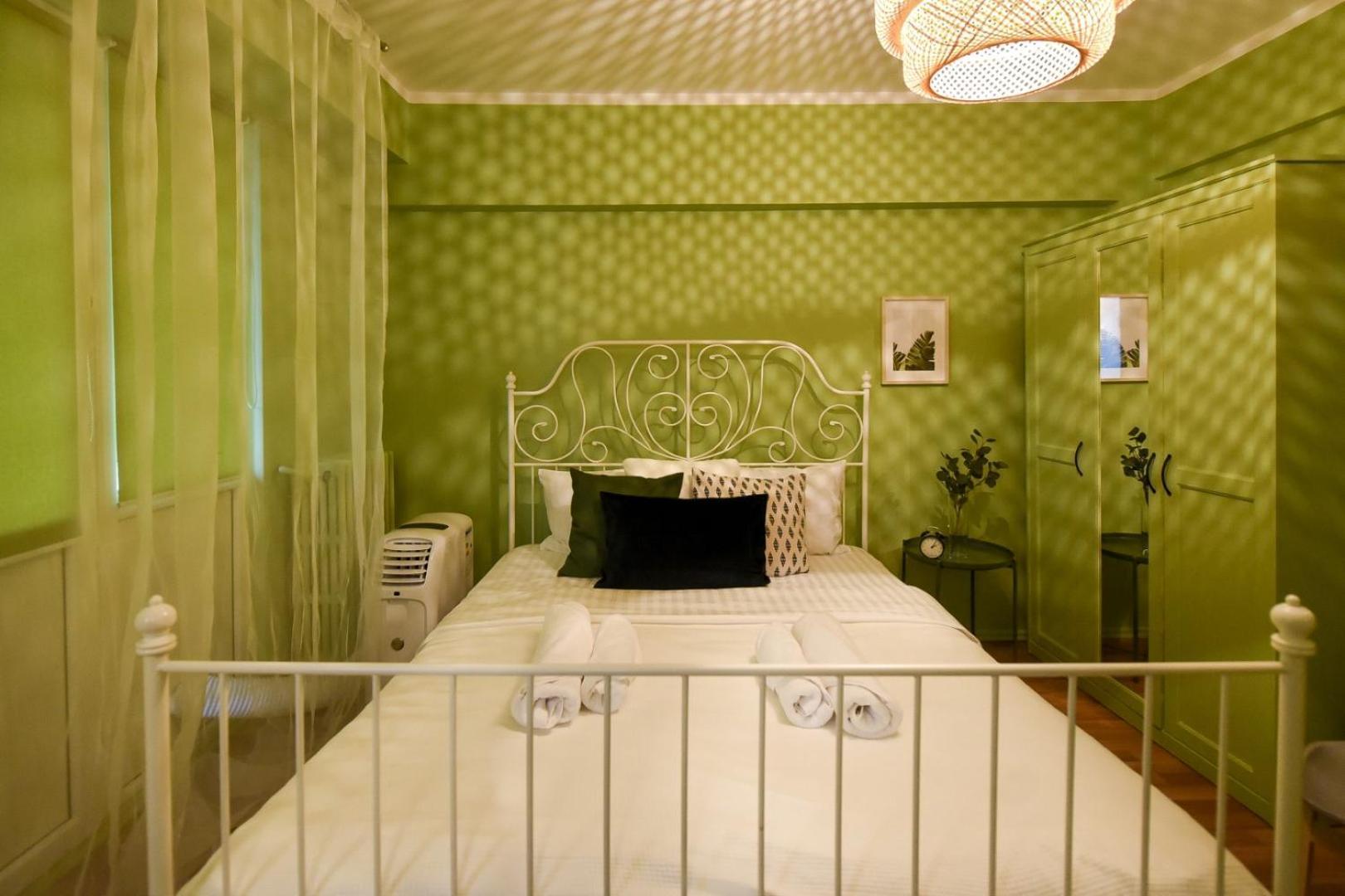 Chic Accommodation With Breathtaking Views Over Calea Victoriei - Your Central Heaven Bucarest Habitación foto