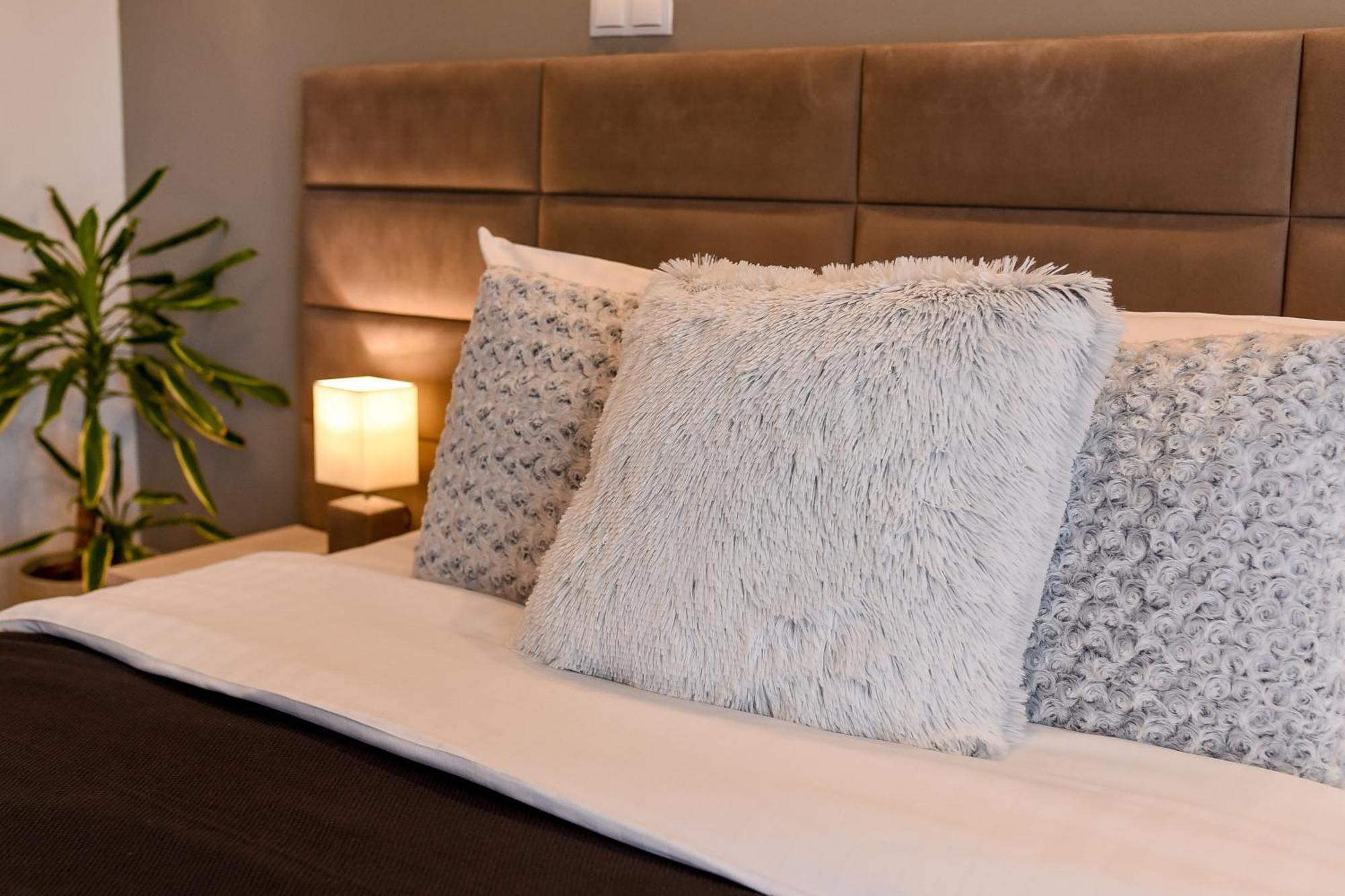 Chic Accommodation With Breathtaking Views Over Calea Victoriei - Your Central Heaven Bucarest Exterior foto